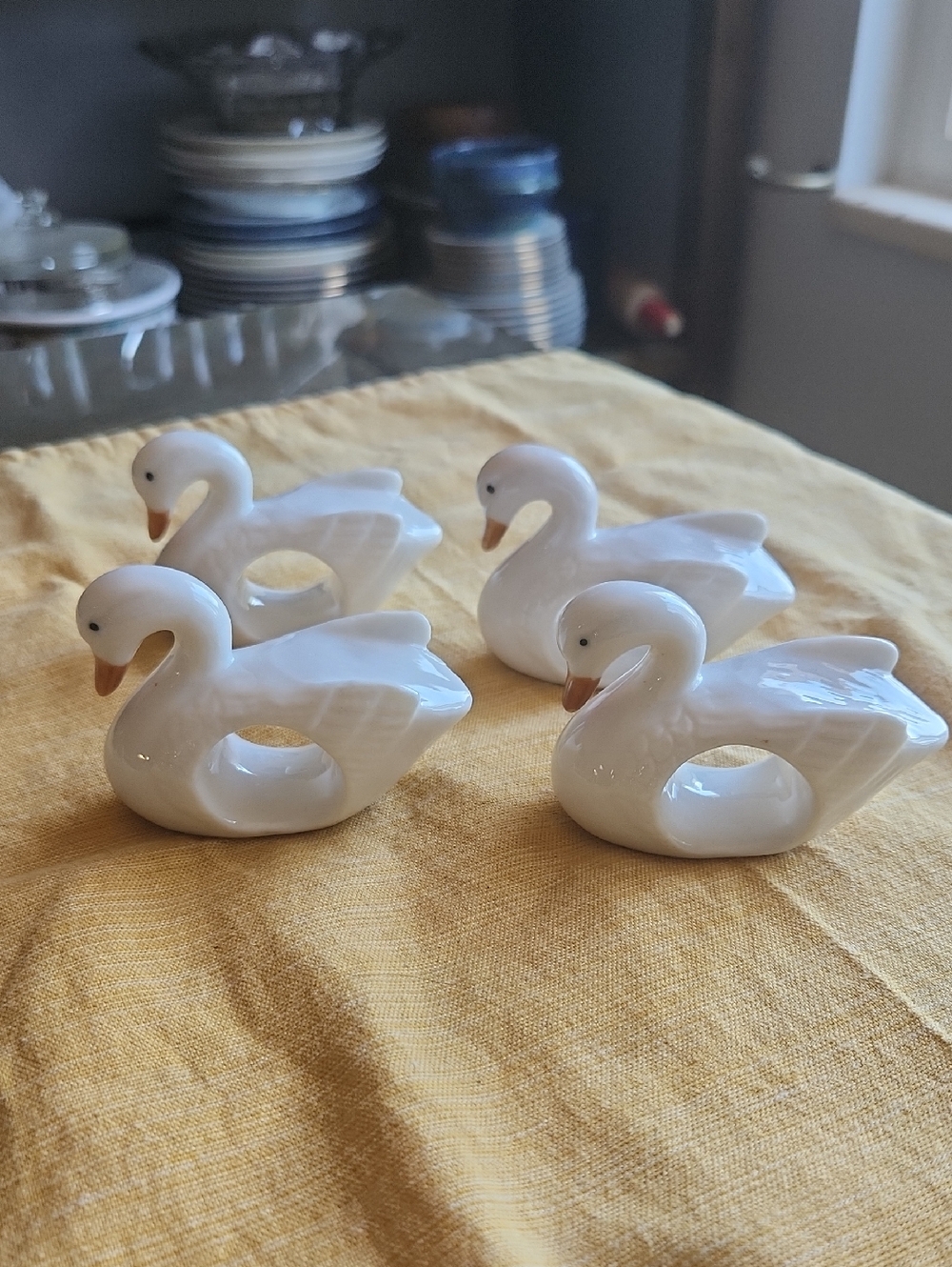 Set of 4 White Ceramic Swan Napkin Rings Home Dining Tavle Setting - Picture 1 of 9